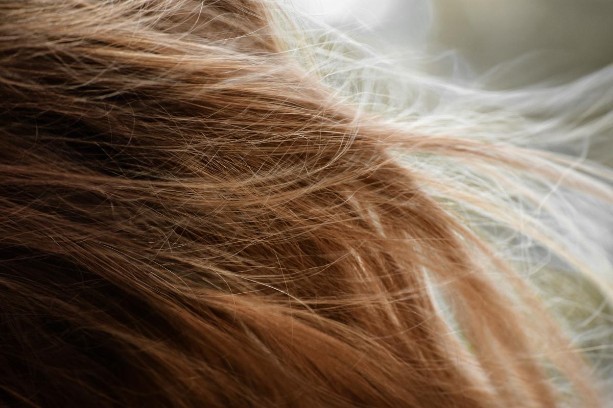 Bruin haar met lichtere lokken van dichtbij